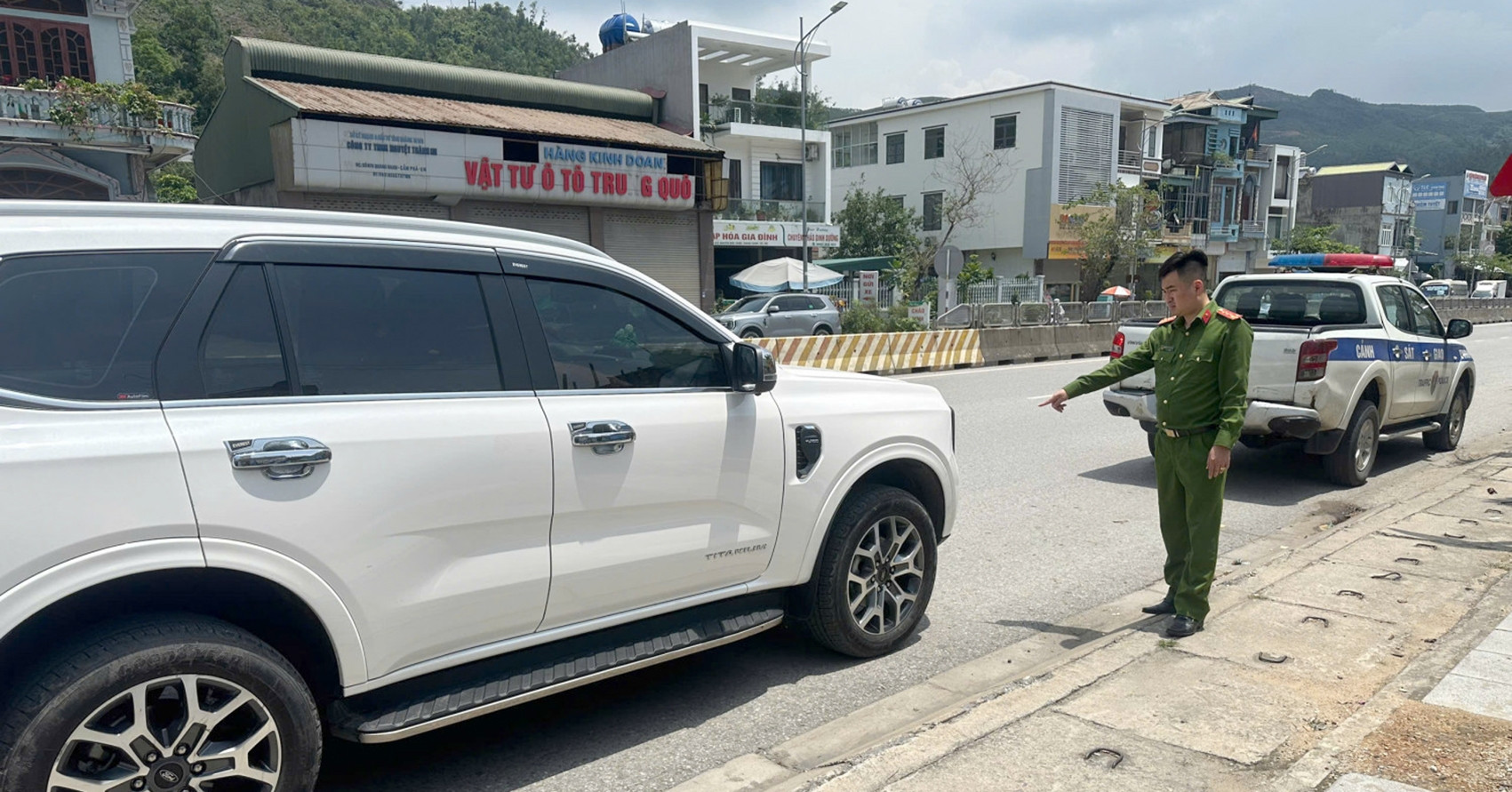 Manh mối phát hiện tài xế ô tô tông 2 người đi xe máy điện rồi bỏ trốn