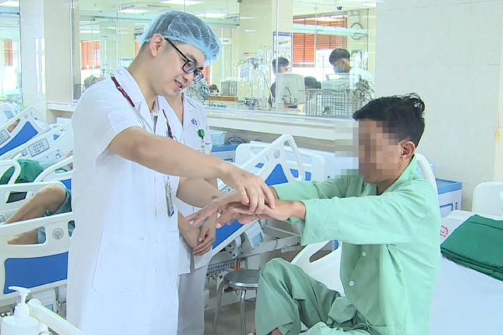 Người đàn ông đột ngột hôn mê khi đang uống rượu với bạn tại nhà