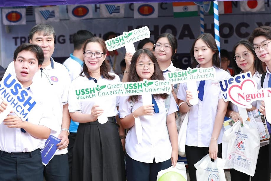 Những thí sinh đầu tiên trúng tuyển Trường ĐH Khoa học Xã hội và Nhân văn TPHCM