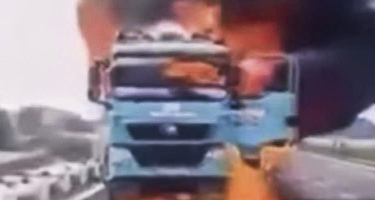 Clip xe tải bốc cháy dữ dội khi đang di chuyển ở Ninh Bình