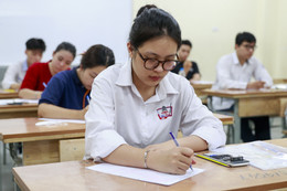 Phổ điểm môn Tiếng Anh tốt nghiệp THPT 2025 khác biệt thế nào so với năm trước?