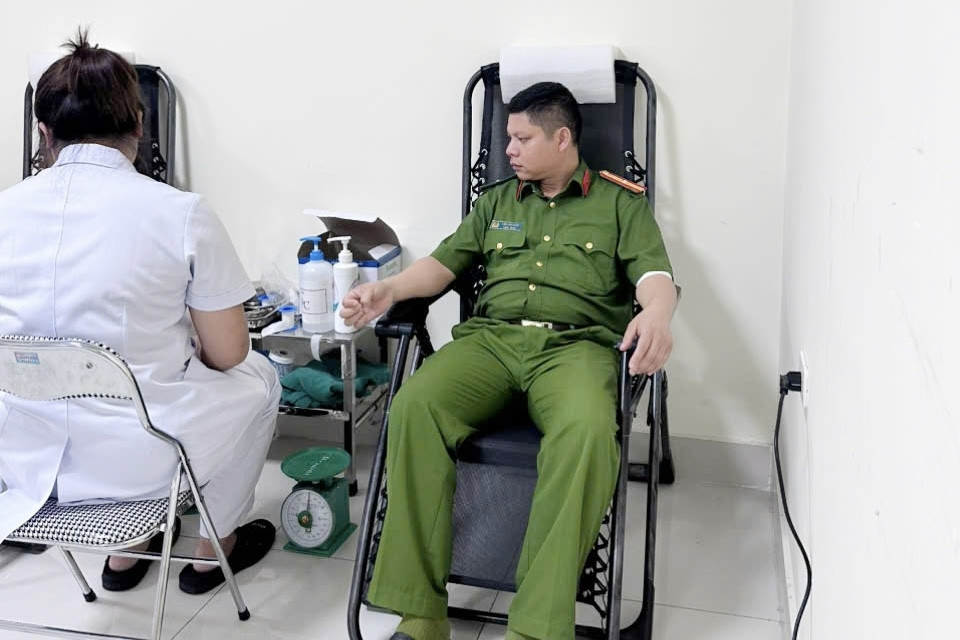 Sản phụ đối diện lằn ranh sinh tử, trung tá cảnh sát hành động khẩn cấp