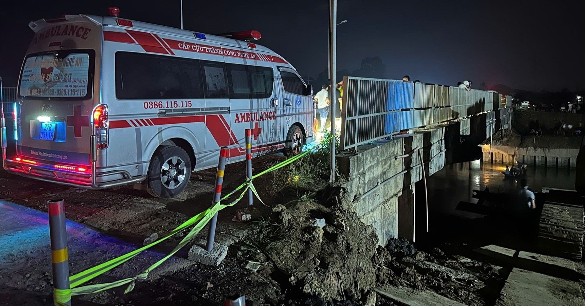 Vụ ô tô tông 2 xe máy rồi lao xuống sông: Thông tin từ Ban ATGT tỉnh Nghệ An