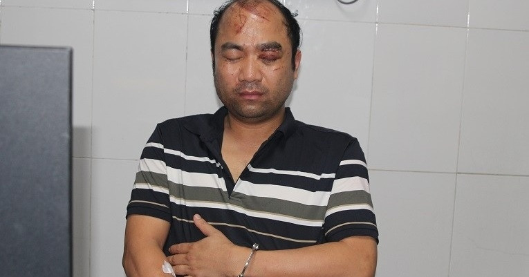 Tạm giữ tài xế ô tô tông 2 xe máy rồi lao xuống sông ở Nghệ An