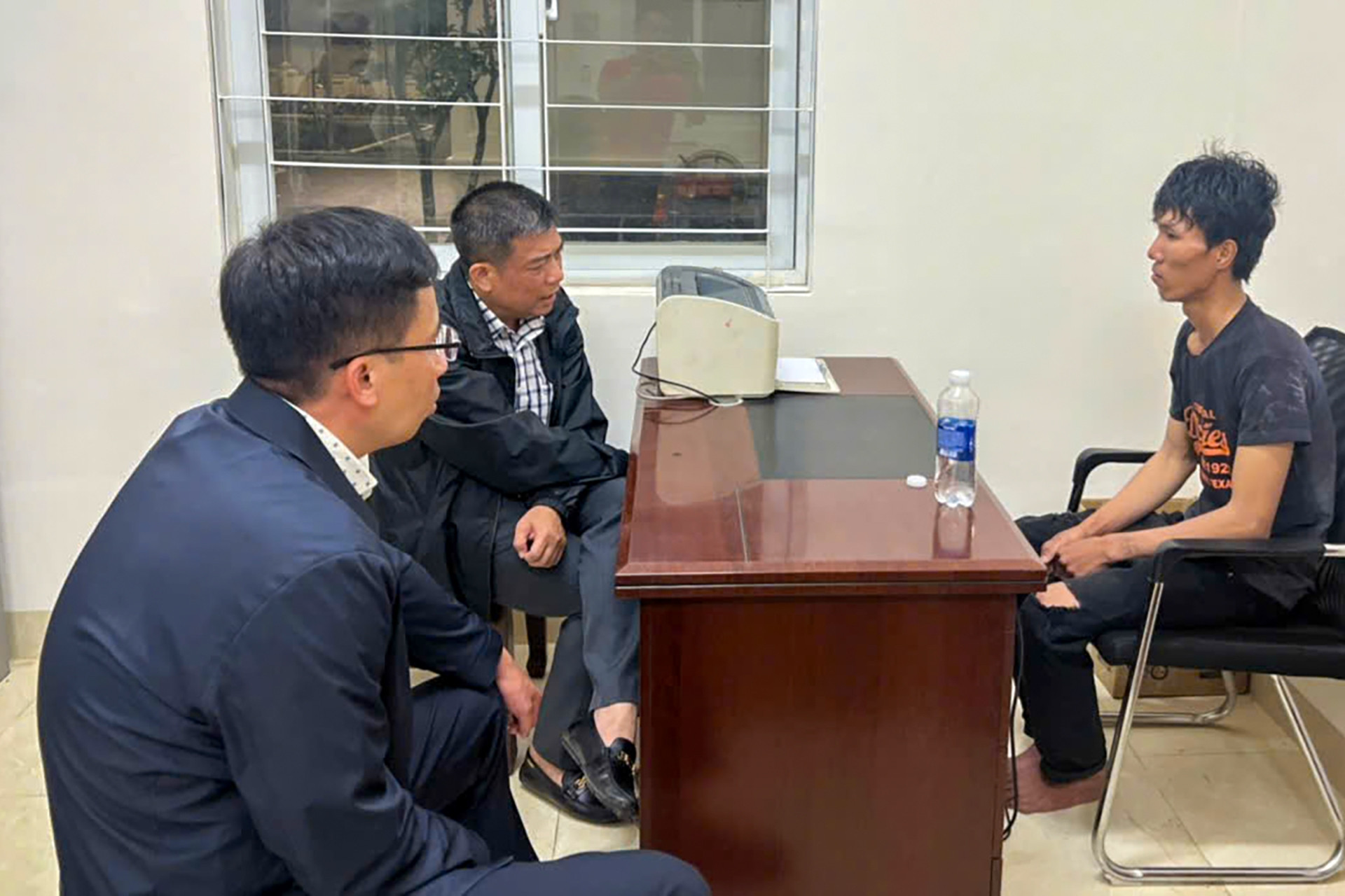 Thanh niên nghi 'ngáo đá' rút dao uy hiếp nữ chủ quán tạp hóa