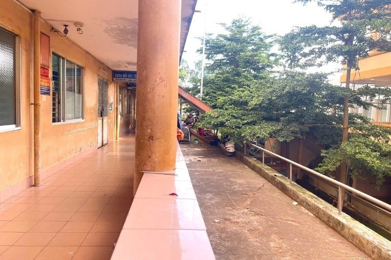 Tháo dỡ lều bạt nhếch nhác trước hành lang bệnh viện ở Gia Lai