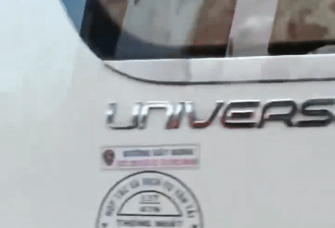 Thót tim cảnh tài xế 'buôn chuyện' qua điện thoại khi chở khách trên cao tốc