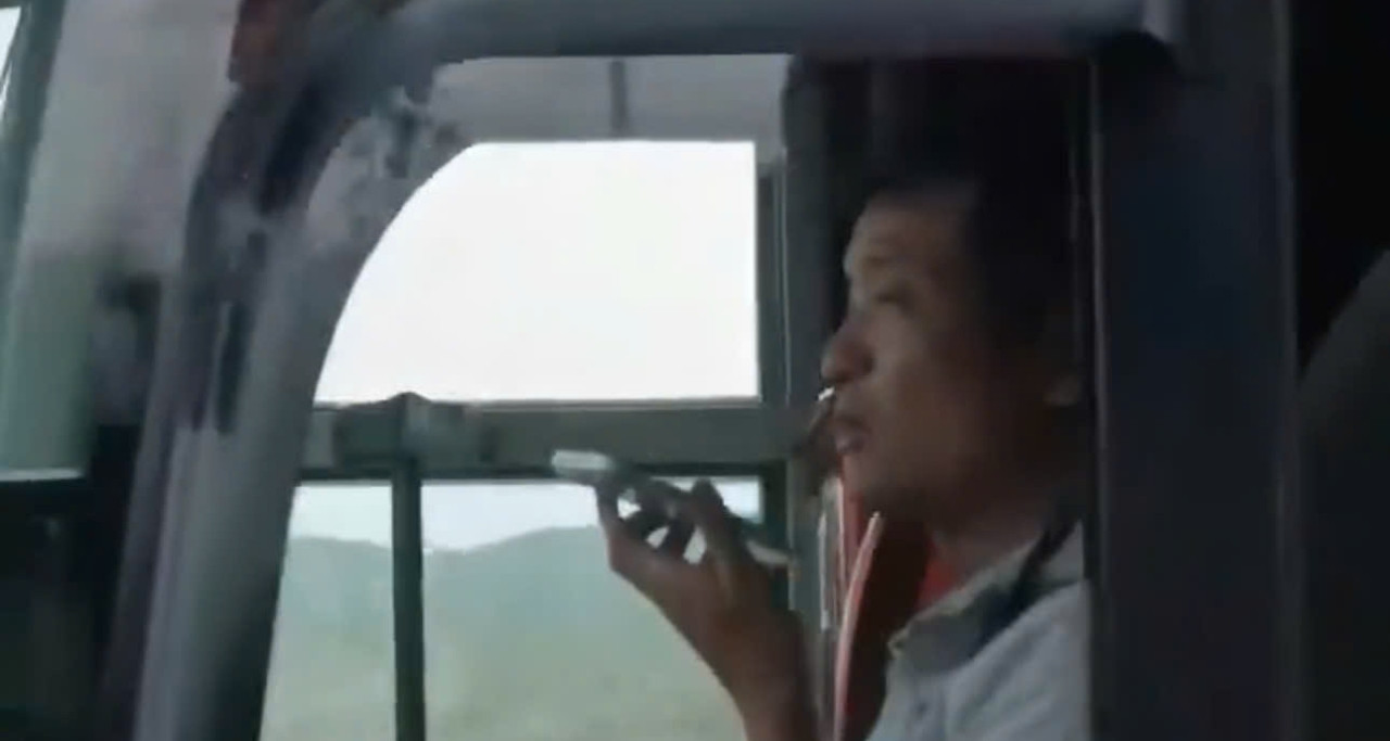 Thót tim cảnh tài xế &amp;apos;buôn chuyện&amp;apos; qua điện thoại khi chở khách trên cao tốc