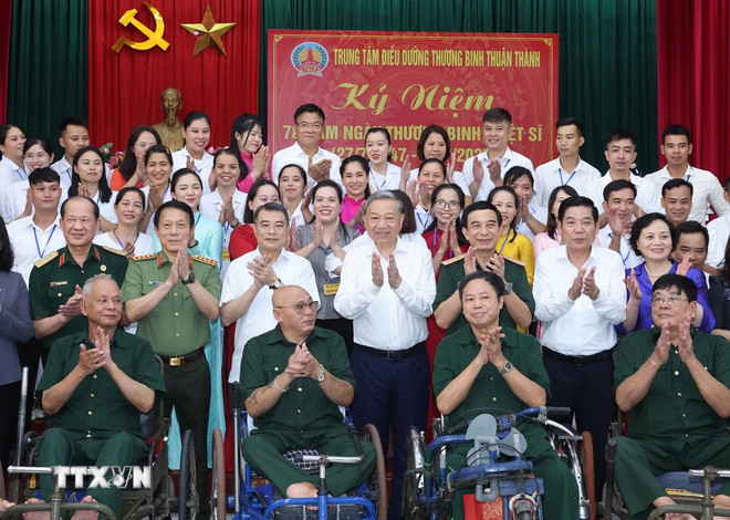 ttxvn-1507-tong-bi-thu-tang-qua-thuong-binh-9.jpg