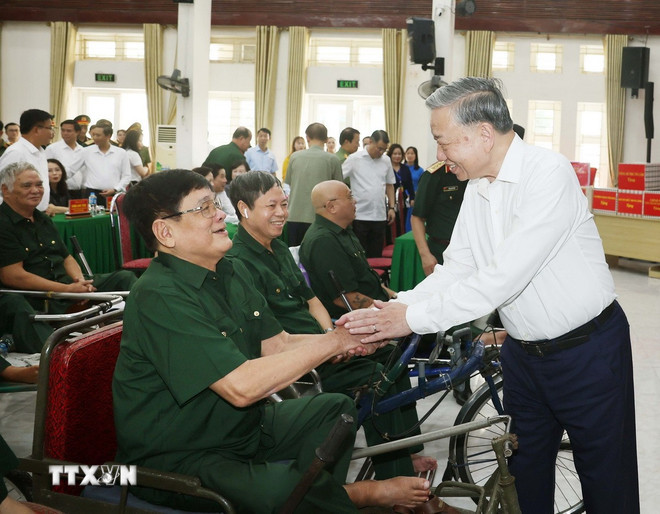 ttxvn-1507-tong-bi-thu-tang-qua-thuong-binh-5.jpg