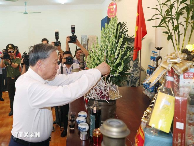 ttxvn-1507-tong-bi-thu-tang-qua-thuong-binh-7.jpg