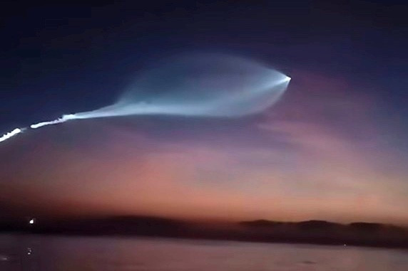 Vệt sáng lạ xuất hiện trên bầu trời miền Trung khiến người dân xôn xao