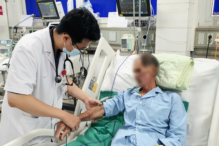 3 người đàn ông ở Hưng Yên cấp cứu sau bữa sáng với lòng lợn, tiết canh