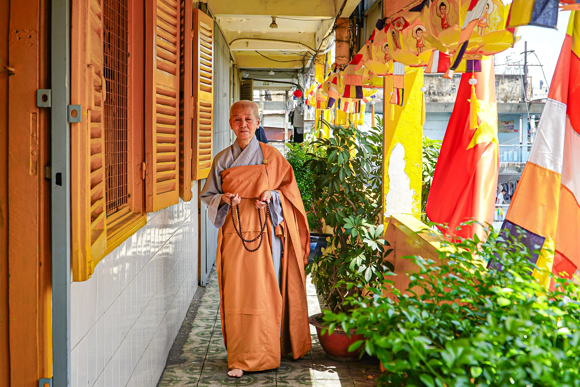 3 ni cô sống tách biệt trong ngôi chùa trên tầng 3 chung cư ở TPHCM