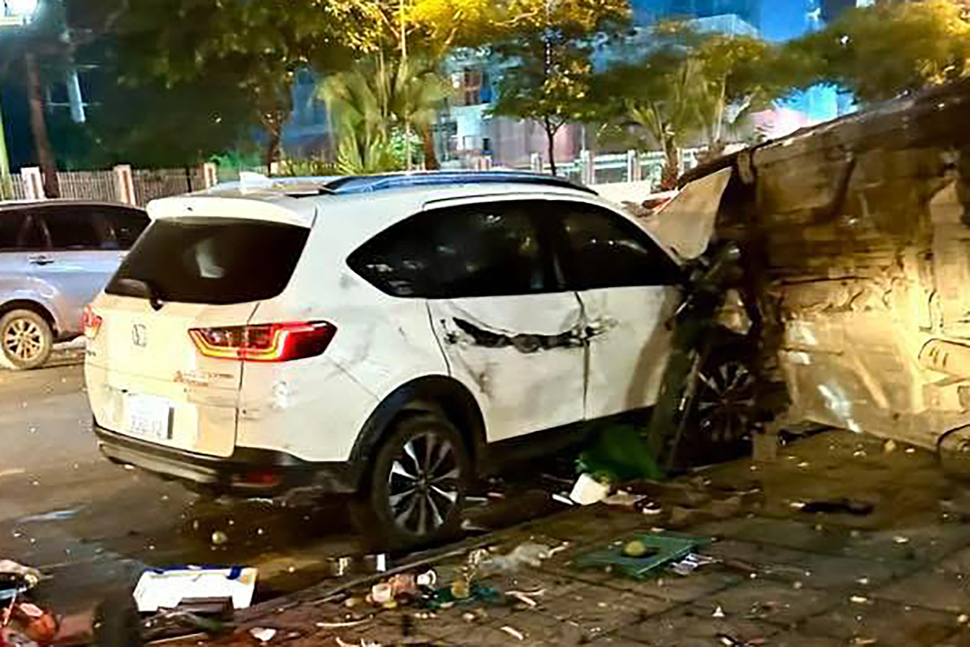 Ô tô đâm hàng loạt xe ở Hà Nội, ít nhất 1 người tử vong