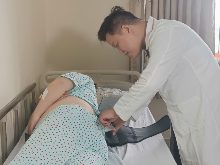 BÁC SĨ KIỂM TRA VẾT MỔ.png