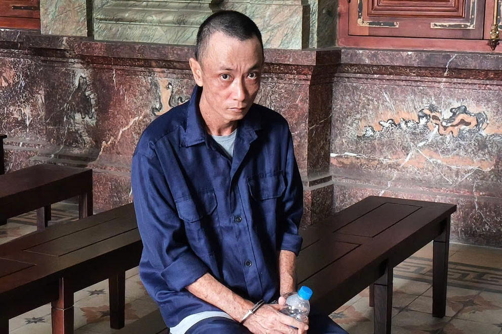 Bị rào lối đi nhờ, người đàn ông lái ô tô tông hàng xóm gãy 5 xương sườn