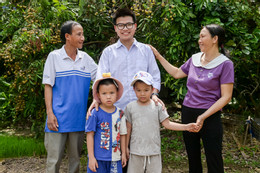 Bố phụ hồ, mẹ không biết chữ, con là thủ khoa toàn quốc thi tốt nghiệp THPT 2025