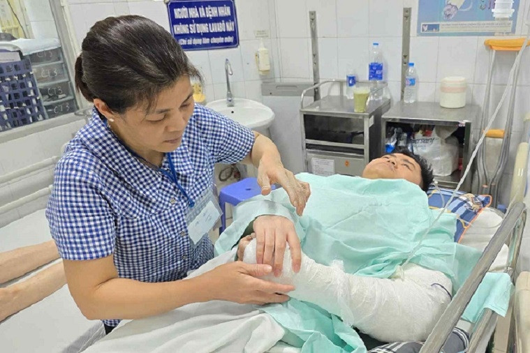 Chàng trai xương thủy tinh bị tai nạn, mẹ nghèo hết cách xoay xở lo viện phí
