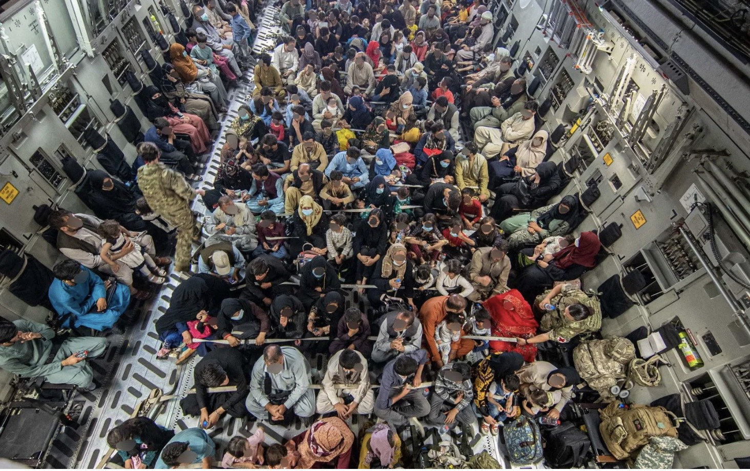 Chuyến bay sơ tán khởi hành từ Kabul sau khi Taliban lên nắm quyền. Ảnh: PA