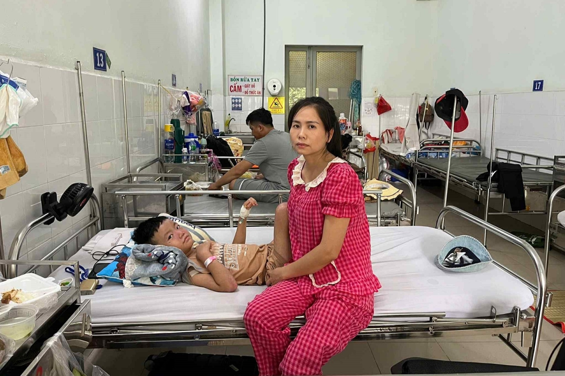 Con mắc bệnh nan y, mẹ nghèo bệnh tật bán cả xe máy không đủ tiền điều trị