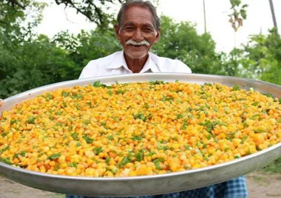 Chuyện về ông cụ nổi tiếng trên YouTube chuyên nấu món ăn 'siêu to khổng lồ'