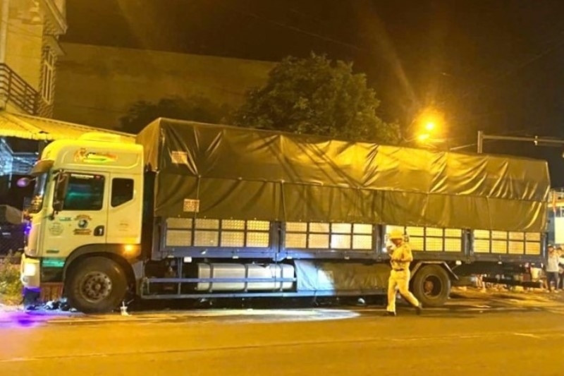 Đi khám bệnh trở về, bé 5 tuổi bị cuốn vào gầm xe tải tử vong tại chỗ