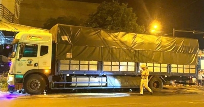 Đi khám bệnh trở về, bé 5 tuổi bị cuốn vào gầm xe tải tử vong tại chỗ