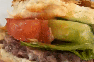 Dòi lúc nhúc trong bánh hamburger ăn dở, người dân phát hoảng
