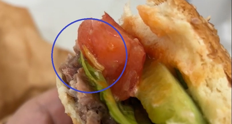 Dòi lúc nhúc trong bánh hamburger ăn dở, người dân phát hoảng