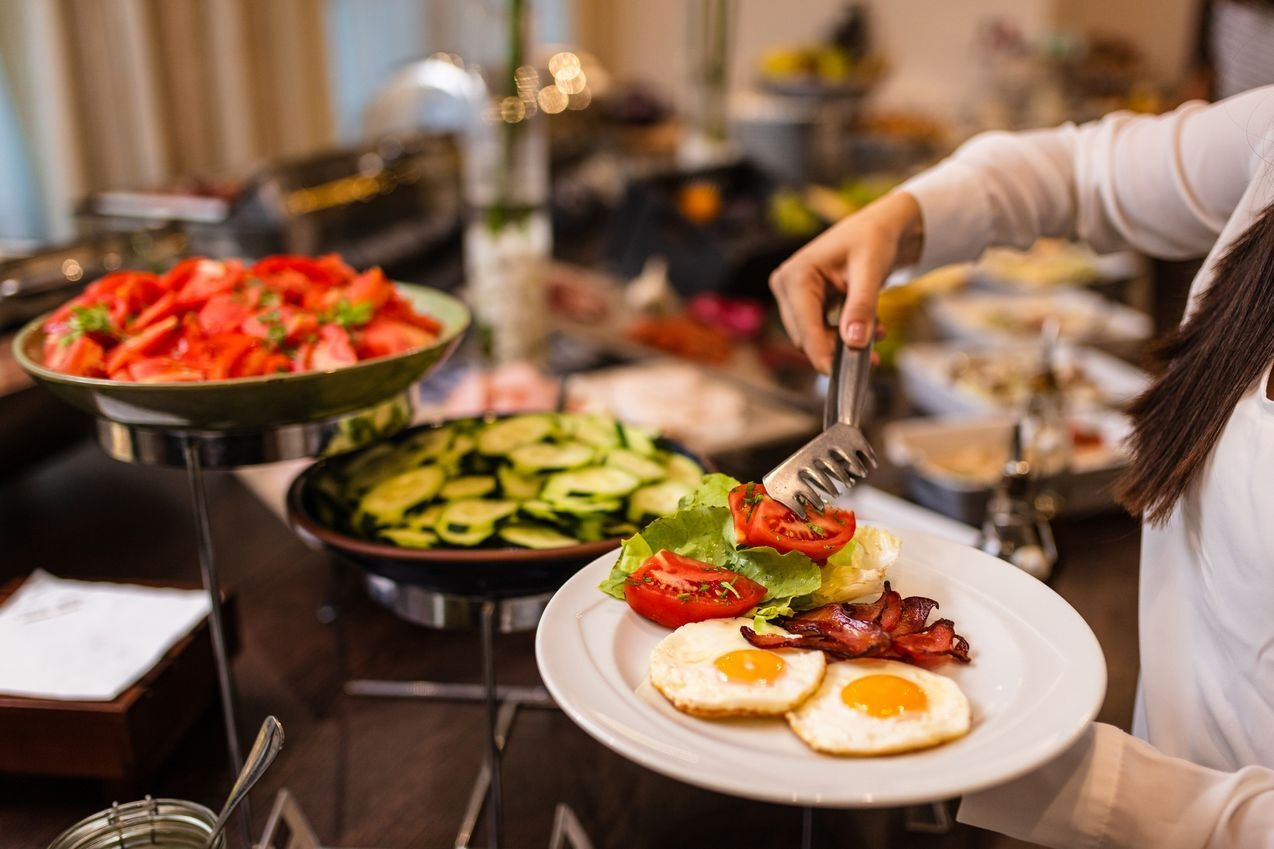 Du khách lấy đồ buffet của khách sạn để tiết kiệm tiền ăn trưa gây tranh cãi