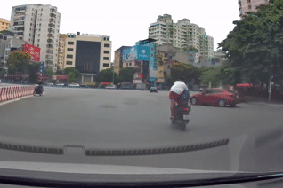 Hai thanh niên đầu trần chạy xe máy ngông nghênh 'đổi lái' ngay giữa phố Hà Nội