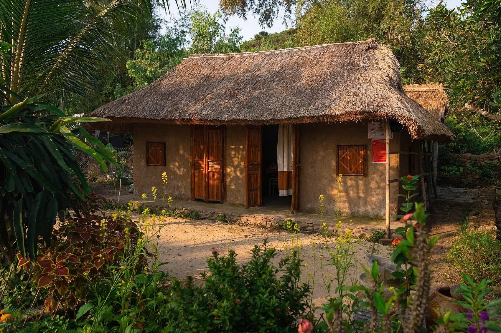 Làng ven biển 'nhiều không', nhà tranh vách đất, khách Hà Nội khen hết lời