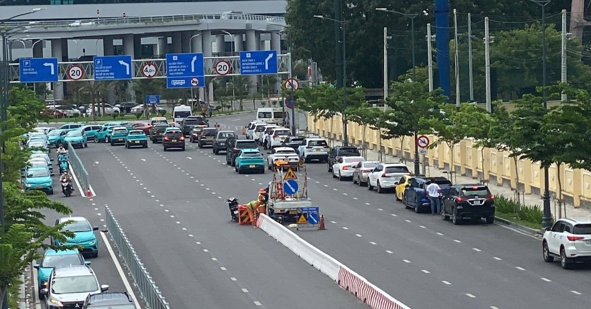 Cảnh tượng thay đổi bất ngờ trước cổng ga T3 Tâ...