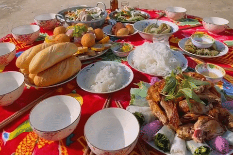 Mâm cỗ miền Tây bày đủ món nhưng vắng người ngồi, biết lý do ai cũng xúc động