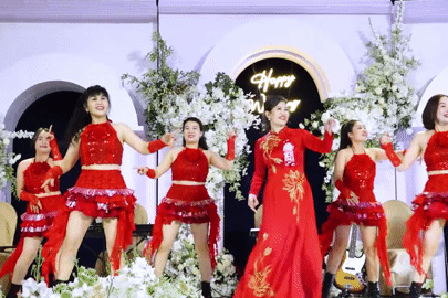 Mẹ cô dâu ở Quảng Trị mặc áo dài nhảy dân vũ 'cực sung' gây sốt mạng