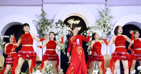 Mẹ cô dâu ở Quảng Trị mặc áo dài nhảy dân vũ "c...