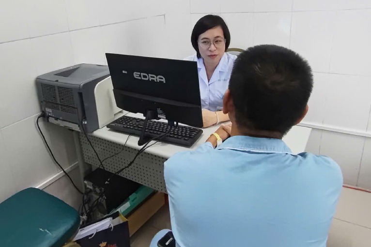 Nam kỹ sư 42 tuổi phải nhập viện tâm thần vì vợ chê 'yếu'