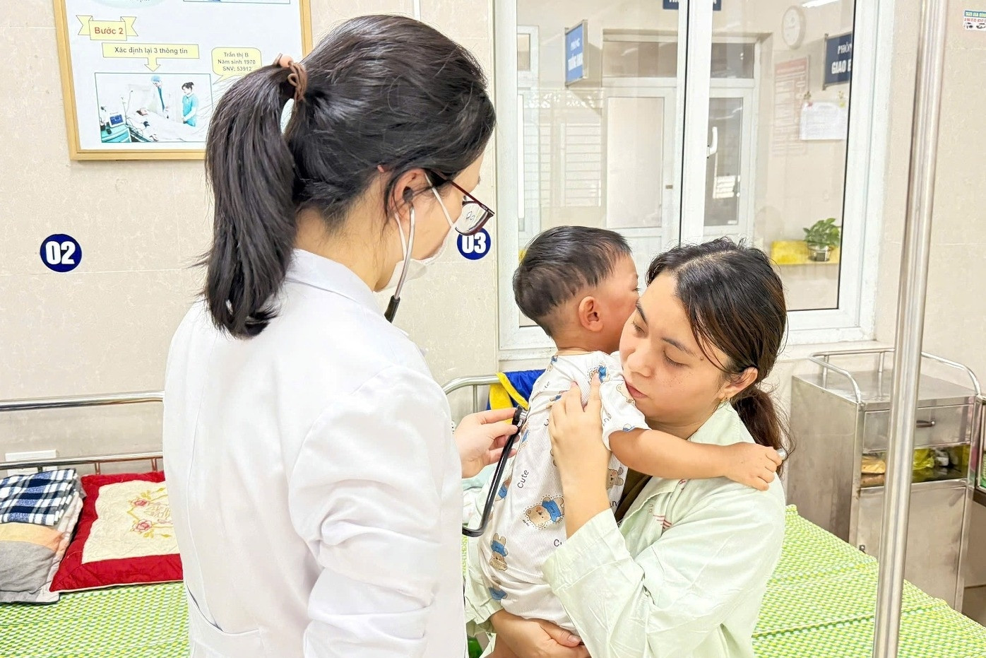 Nguyên nhân khiến 2 trẻ co giật, trợn mắt khi đang ngồi trên ô tô di chuyển