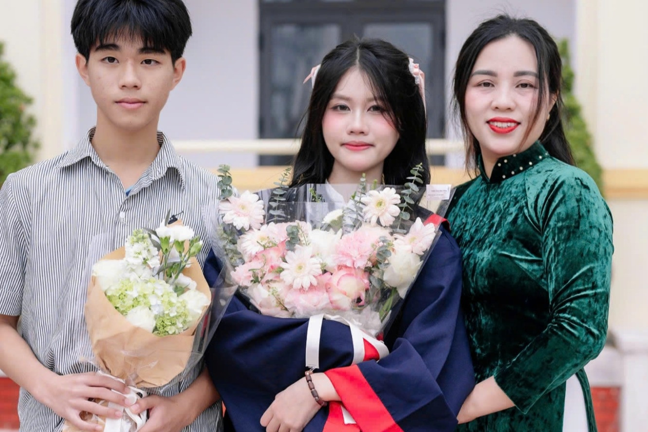 Nữ sinh thủ khoa khối C00 bật khóc vì bố không thể chứng kiến thành công đầu tiên