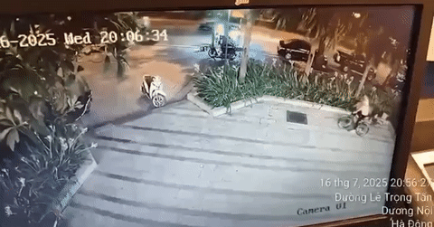 Ô tô đâm hàng loạt xe ở Hà Nội, ít nhất 1 người...