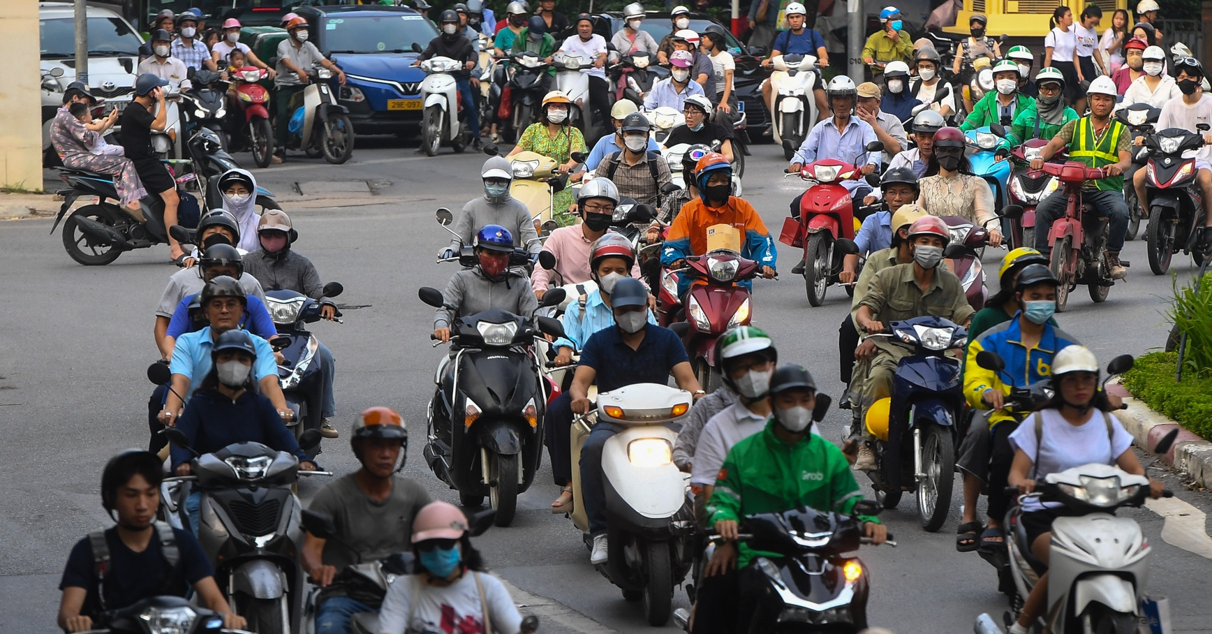 Ô tô, xe máy xăng chiếm lĩnh không gian phố xá trong Vành đai 1 Hà Nội