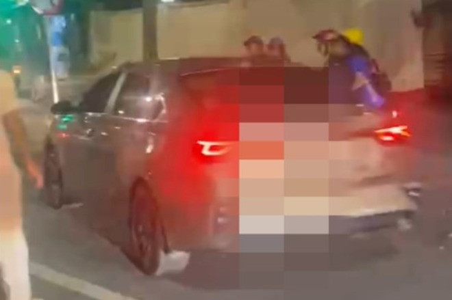 Xác minh vụ ô tô va chạm với xe máy rồi bỏ chạy ở Hà Nội