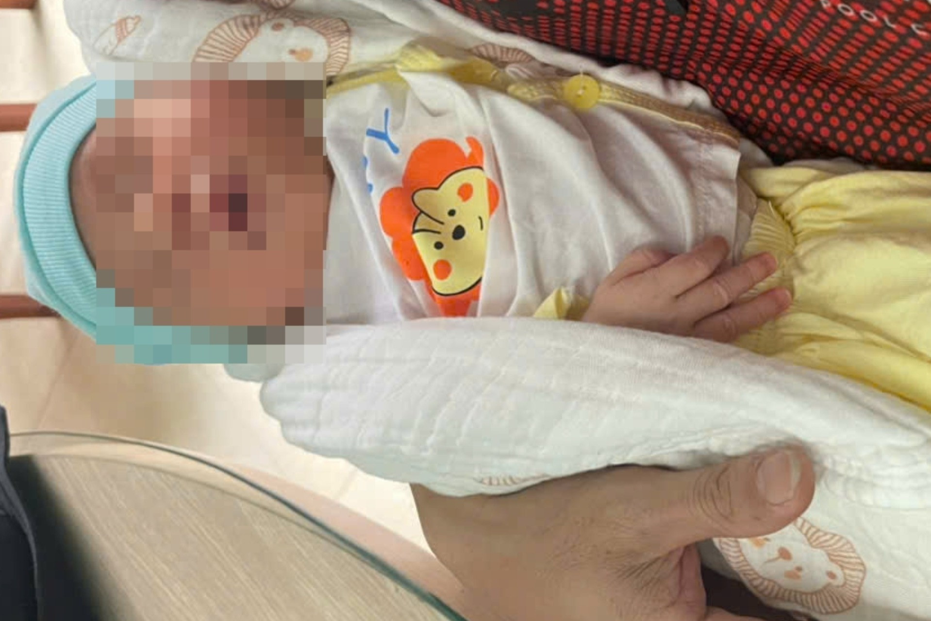 Sự thật bất ngờ vụ bé sơ sinh 'bị bỏ rơi' trong lô cao su ở Đồng Nai