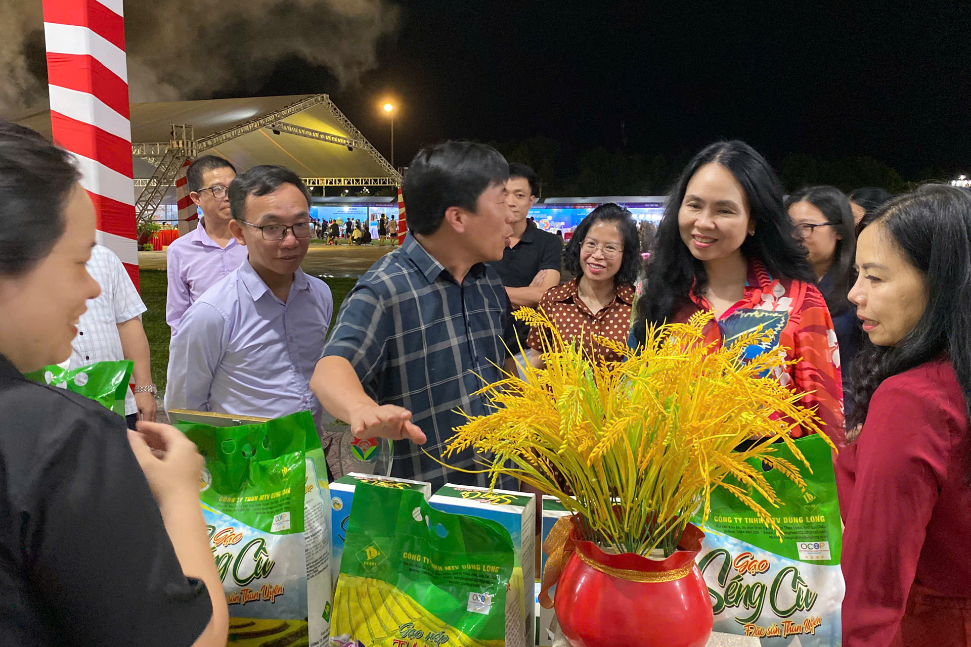 Thúc đẩy tiêu thụ sản phẩm, hàng hóa trên môi trường trực tuyến 2 tieu thu san pham 01 1.jpg