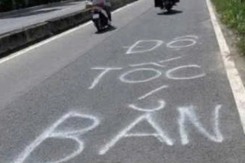 Trích xuất camera, tìm thanh niên phun sơn dòng chữ gây chú ý trên đường ở TPHCM