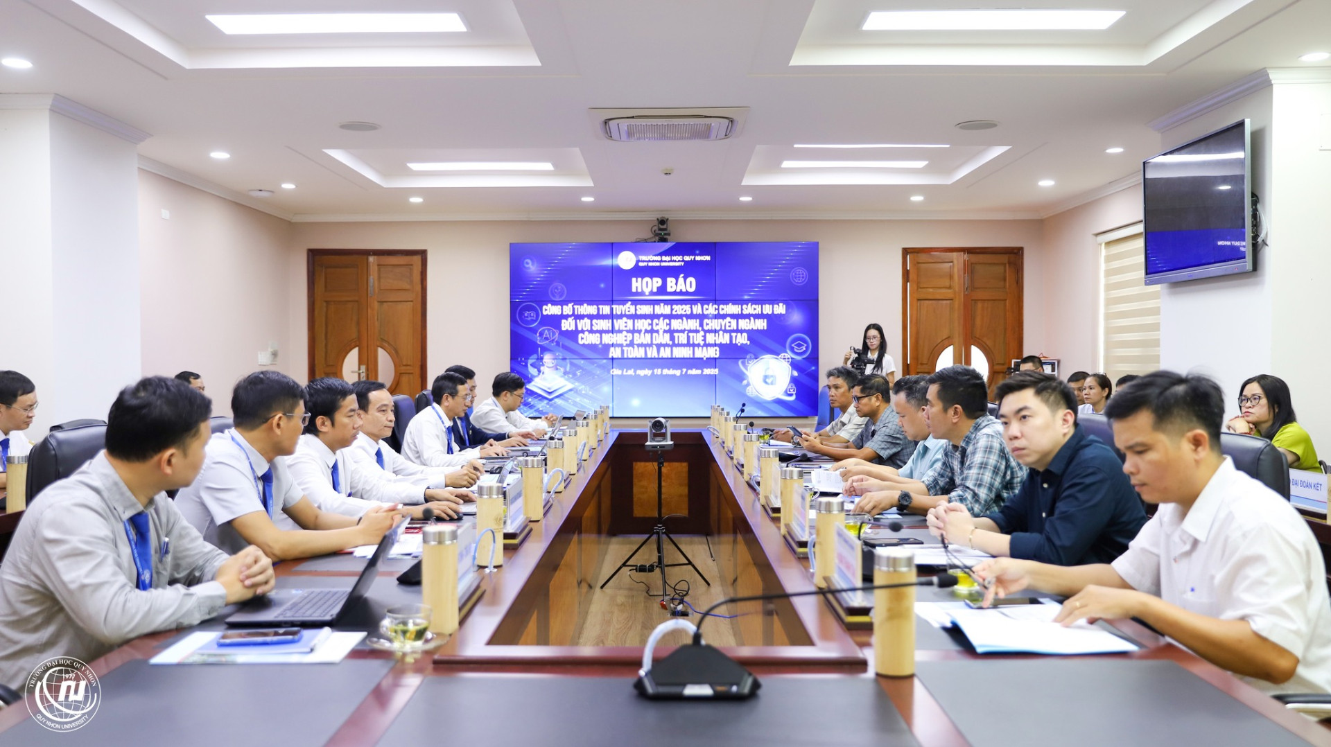 Nhiều ưu đãi cho sinh viên ngành công nghiệp bán dẫn, AI 2 tuyensinh (1).jpg