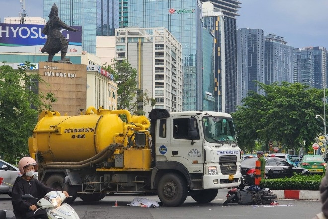 Xe bồn cán chết người phụ nữ ở vòng xoay Công trường Mê Linh