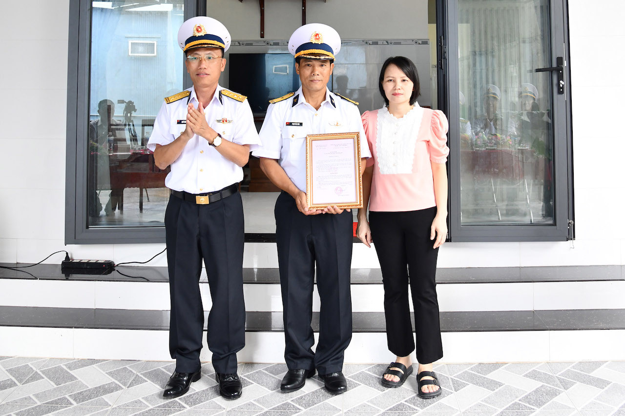 2. Đồng chí Chính ủy Vùng 5 Hải quân trao quyết định bàn giao nhà đồng đội cho gia đình Thiếu tá Quân nhân chuyên nghiệp  Phạm Văn Thức.JPG