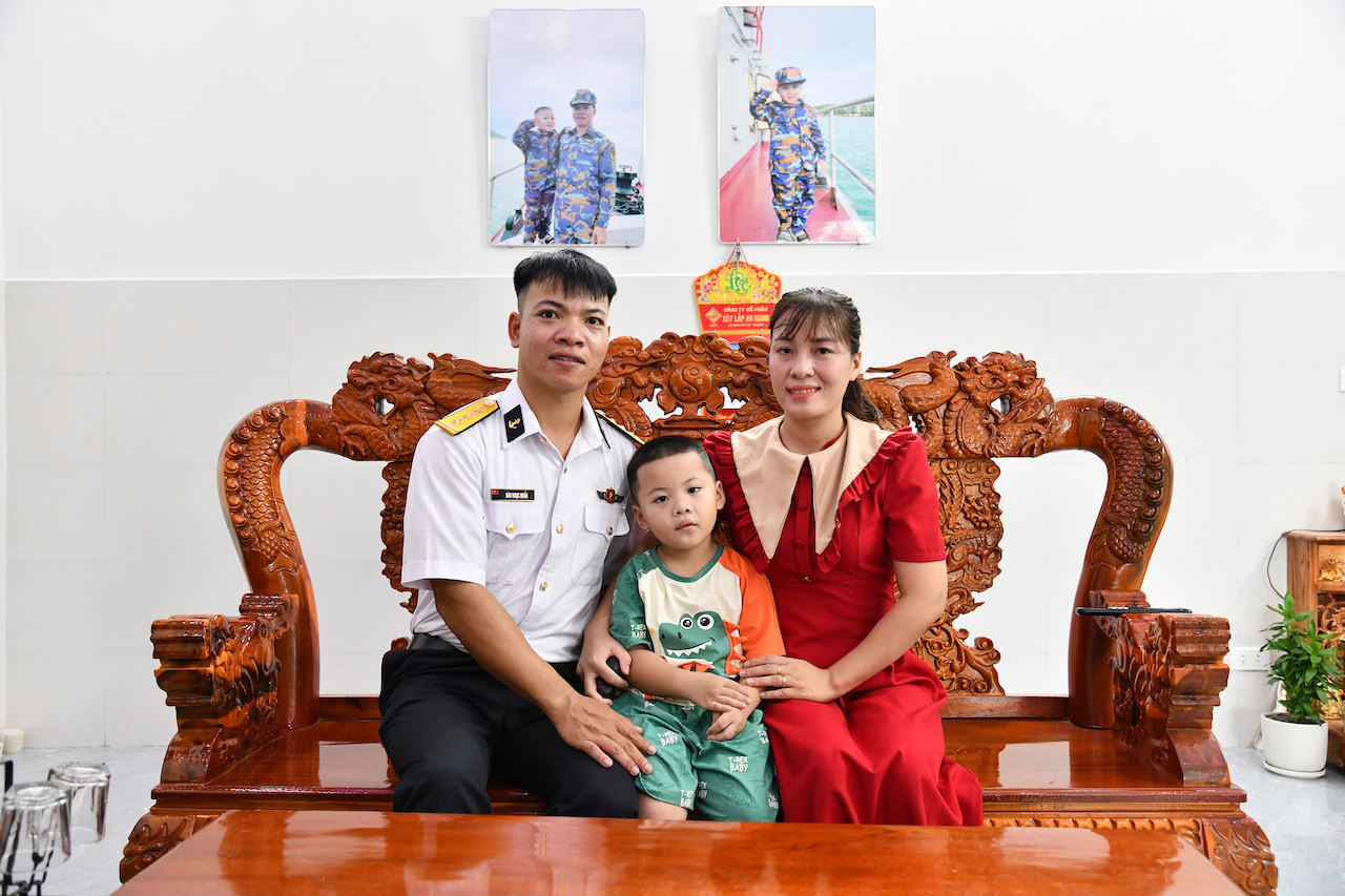 4. Niềm vui của gia đình Trung úy Quân nhân chuyên nghiệp Đào Ngọc Huấn trong ngày về ở ngôi nhà mới.JPG